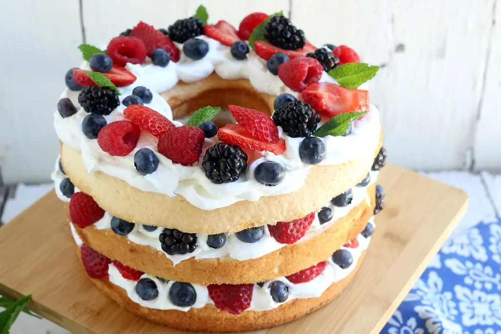 Angel-Food-Cake-with-Berries-2000.webp